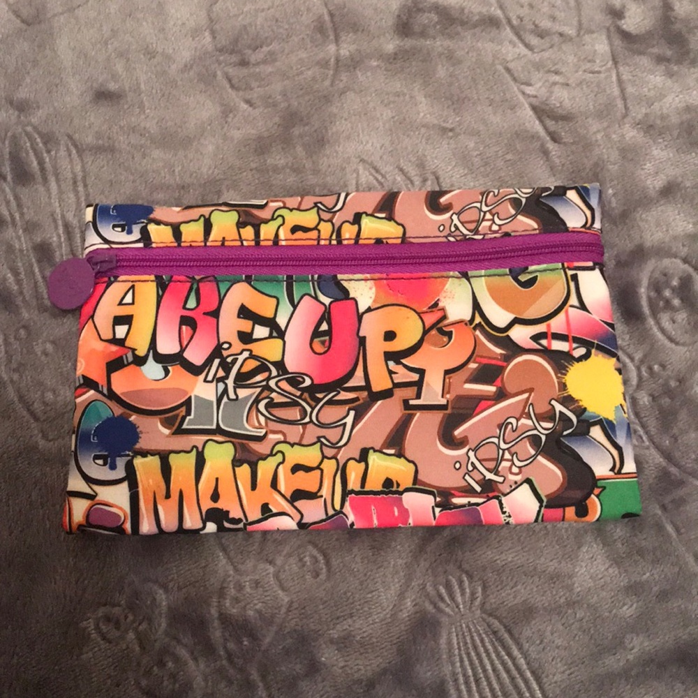 🍋 NWOT Ipsy Makeup Bag in Graffiti